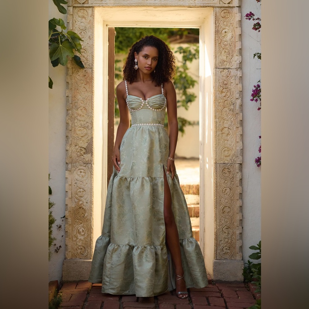 V. Chapman Green Sleeveless Sweetheart Maxi Dress